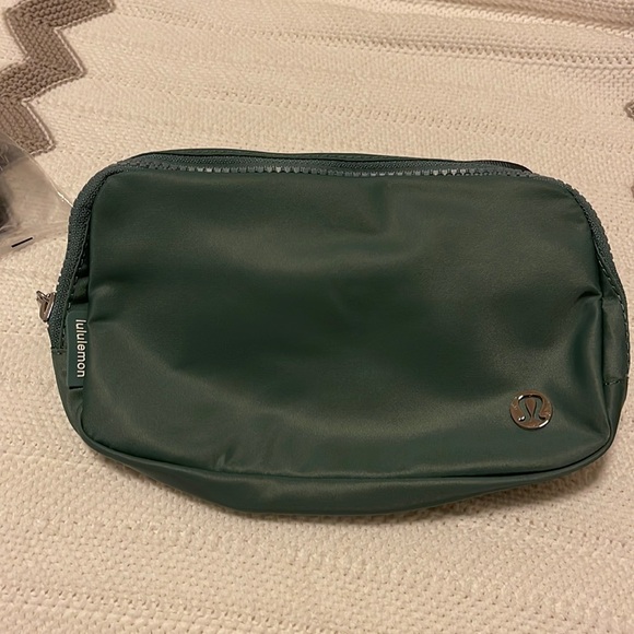 NWT lululemon everywhere belt bag - Picture 2 of 4